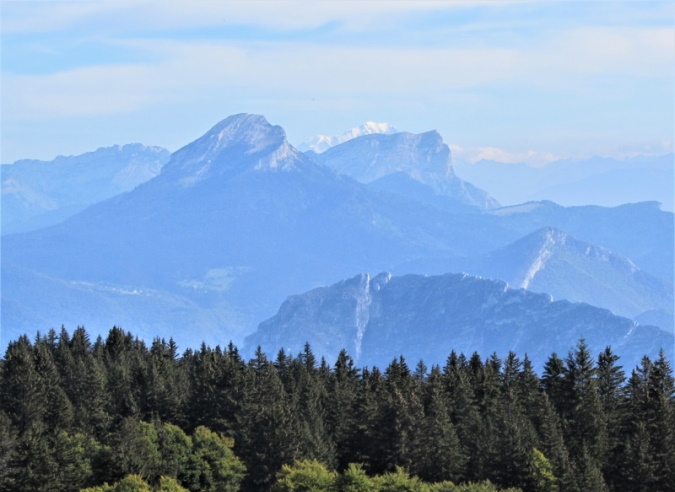 Trouver une randonnée sans voiture en Auvergne Rhône Alpes  ?