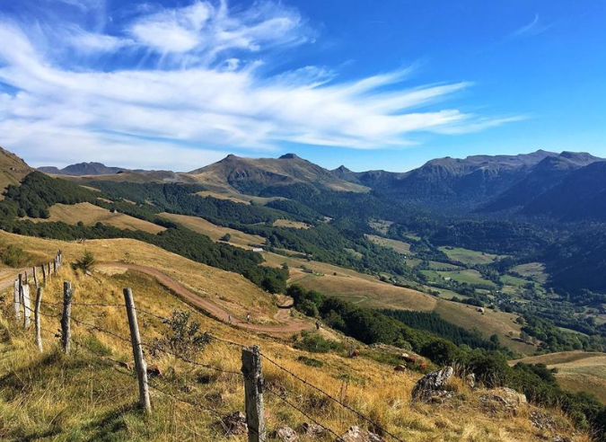 Action en justice contre un Influenceur à moto dans les montagnes du Cantal