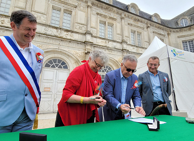 Signature-FFRandonnee-AEVF-accord-de-cooperation Signature-FFRandonnee-AEVF-accord-de-cooperation