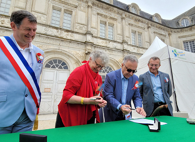 Signature-FFRandonnee-AEVF-accord-de-cooperation