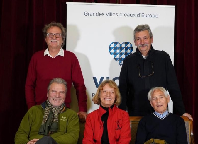 Un trophée d’or remis au doyen du club Vichy Rando , un randonneur de 90 ans 