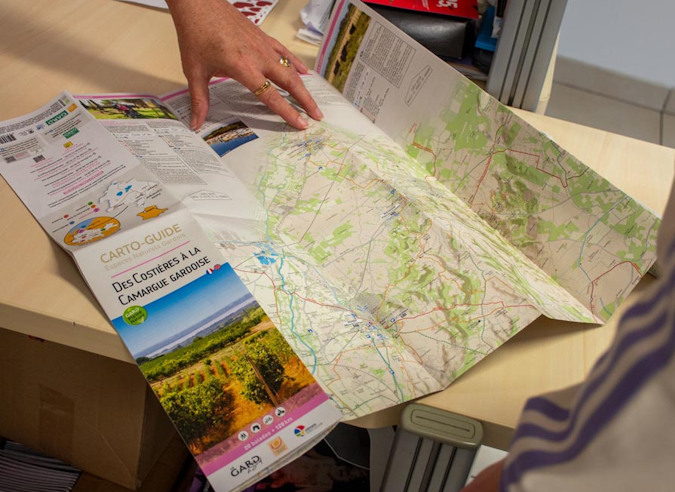 Randonner en Camargue avec le nouveau carto-guide « Des Costières à la Camargue gardoise »