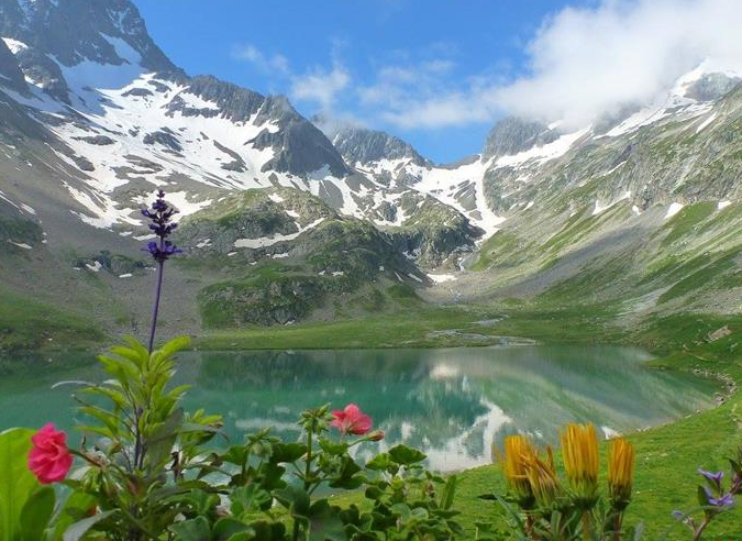 À l’occasion des 50 ans du Parc national des Écrins, découvrez les sentiers qui sillonnent depuis des siècles le massif des Écrins. 