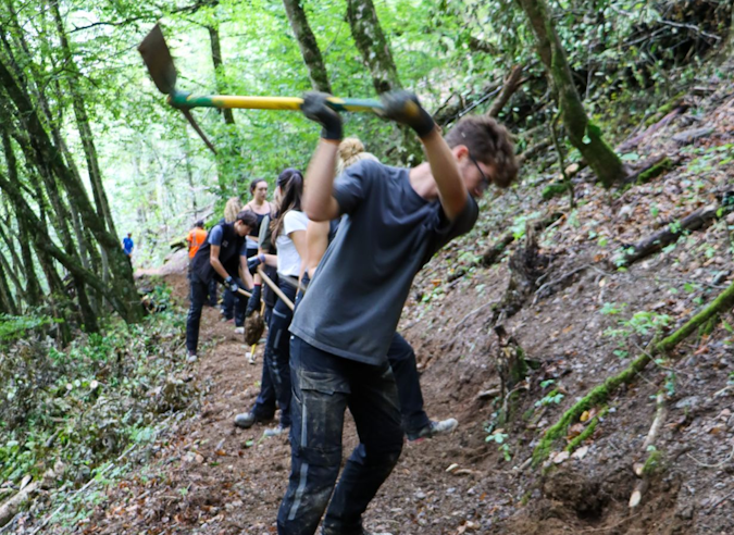 Des lycéens aménagent des sentiers en Savoie 