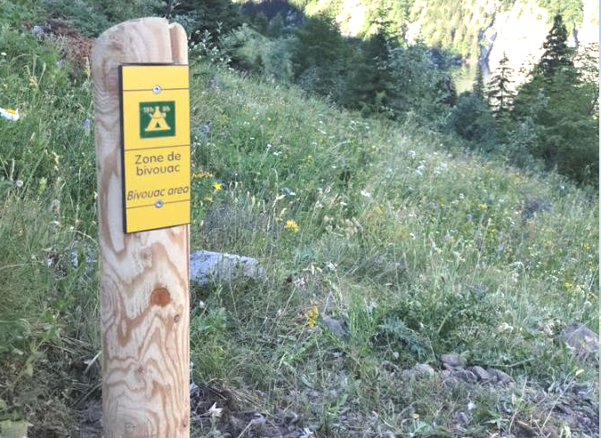 Dans les Écrins, des panneaux  matérialisent la zone  du lac Lauvitel  autorisée au bivouac 