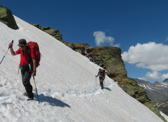 Bloqués par la neige dans les Écrins, ils sont secourus par hélicoptère 