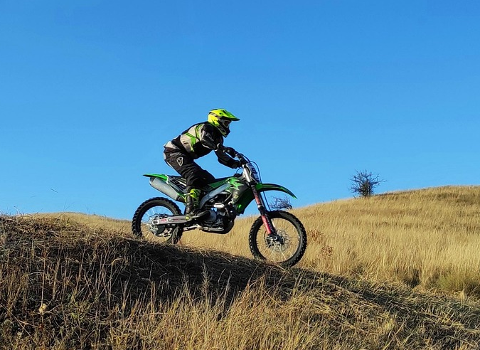 Un youtubeur filmé à moto sur un sentier  du Puy Mary !