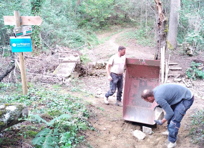 Une passerelle reconstruite sur le GR® 65 – chemin vers Compostelle