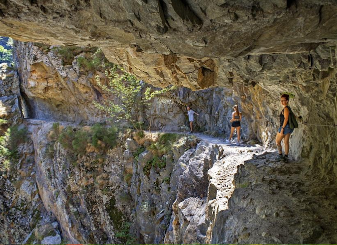 Les gorges de la Carança dans les Pyrénées orientales : un itinéraire de randonnée sans réseau Les gorges de la Carança dans les Pyrénées orientales : un itinéraire de randonnée sans réseau