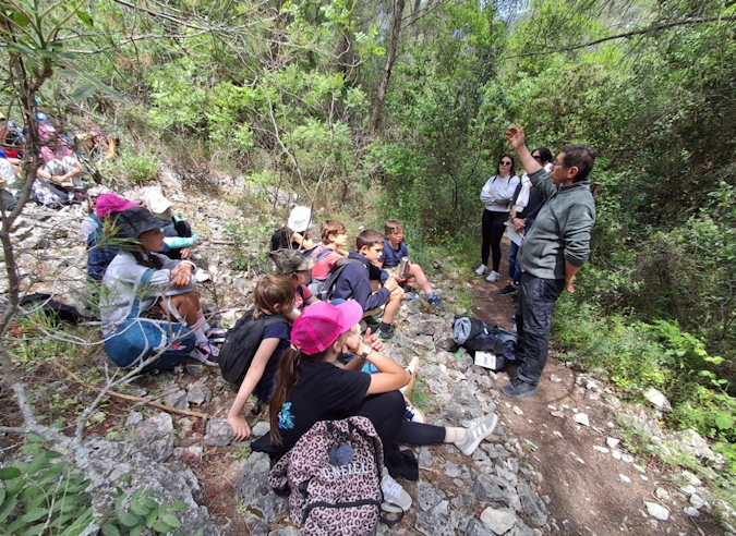 "Les écoles sur les chemins de randonnée" dans les Bouches du Rhône "Les écoles sur les chemins de randonnée" dans les Bouches du Rhône