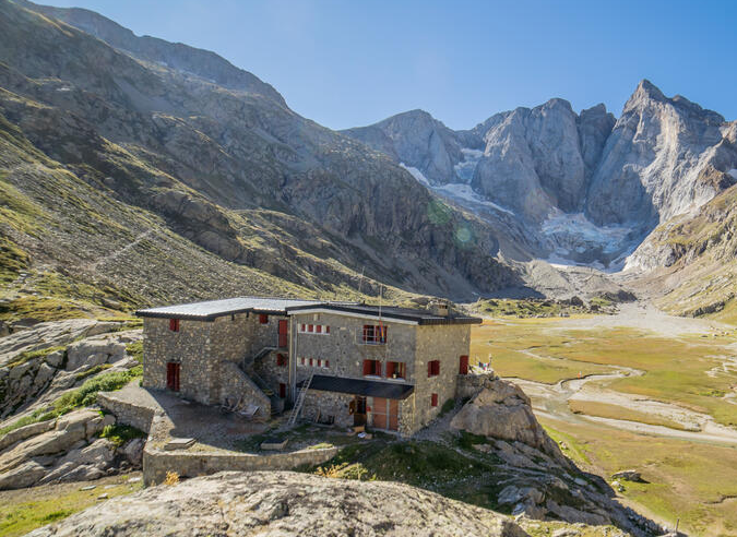 Dans les Hautes Pyrénées, le refuge des Oulettes de Gaube est fermé pour travaux pour la saison 2025. Dans les Hautes Pyrénées, le refuge des Oulettes de Gaube est fermé pour travaux pour la saison 2025.