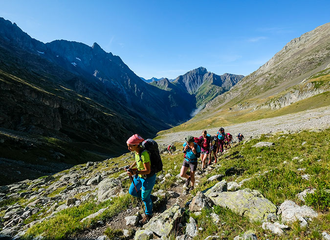 Fréquentation et gestion des flux sur les sentiers de randonnée en montagne - crédit : Joannes Braun / FFRandonnée