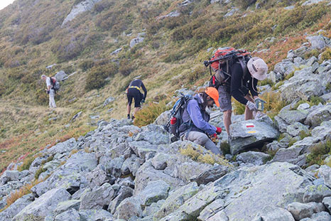 Une équipe bénévole de la FFRandonnée Isère balisant le GR738 ©Muriel-FRIER-QURIS