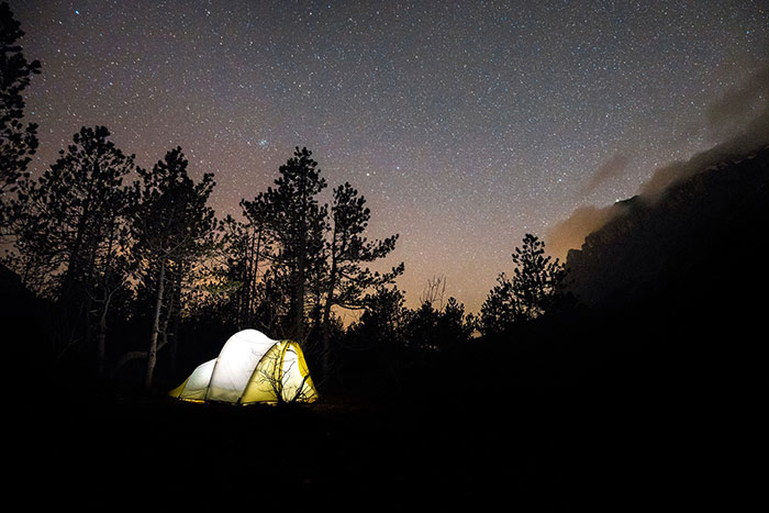 Bivouac : s'installer pour la nuit - crédit : Pixabay