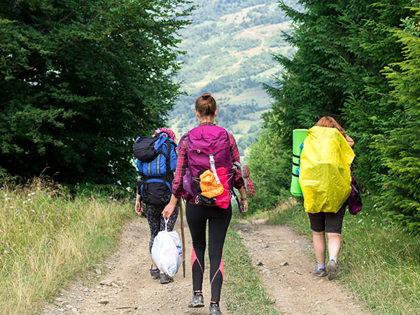 En randonnée, emportez vos déchets ! crédit : AdobeStock