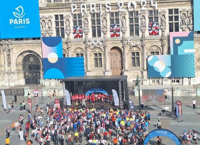 Grande Randonnée vers Paris : triomphe et célébration à l'arrivée des randonneurs à Paris 